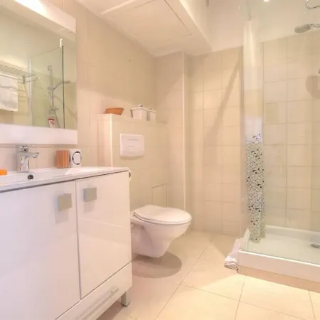 5 - Cosy In Old * Antibes