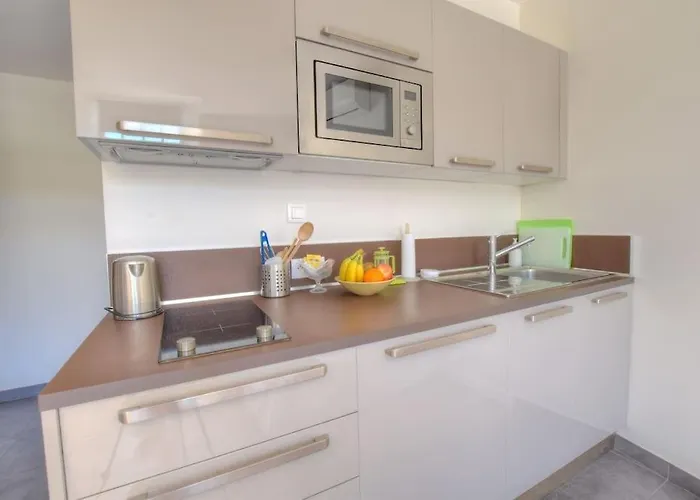 5 - Cosy In Old Apartament Antibes